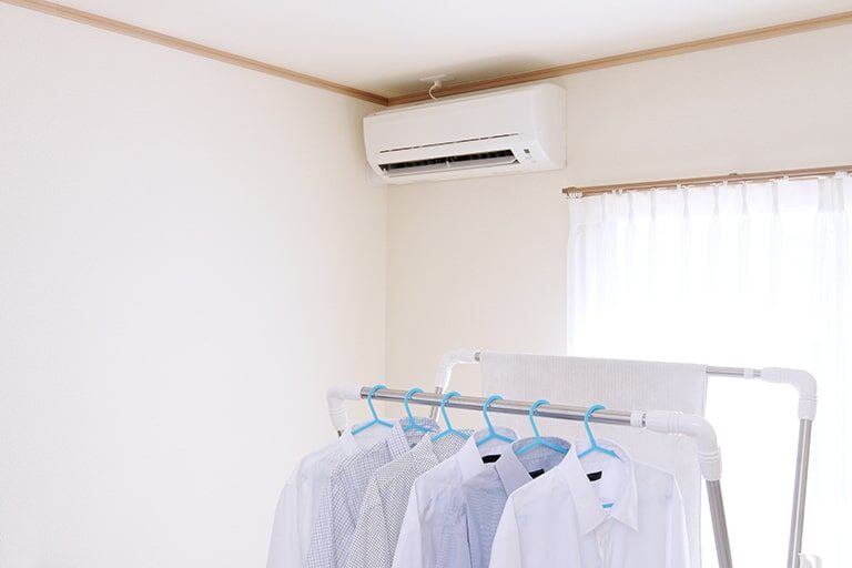 梅雨の洗濯物にはエアコンの暖房機能が効果的？早く乾燥するコツを紹介